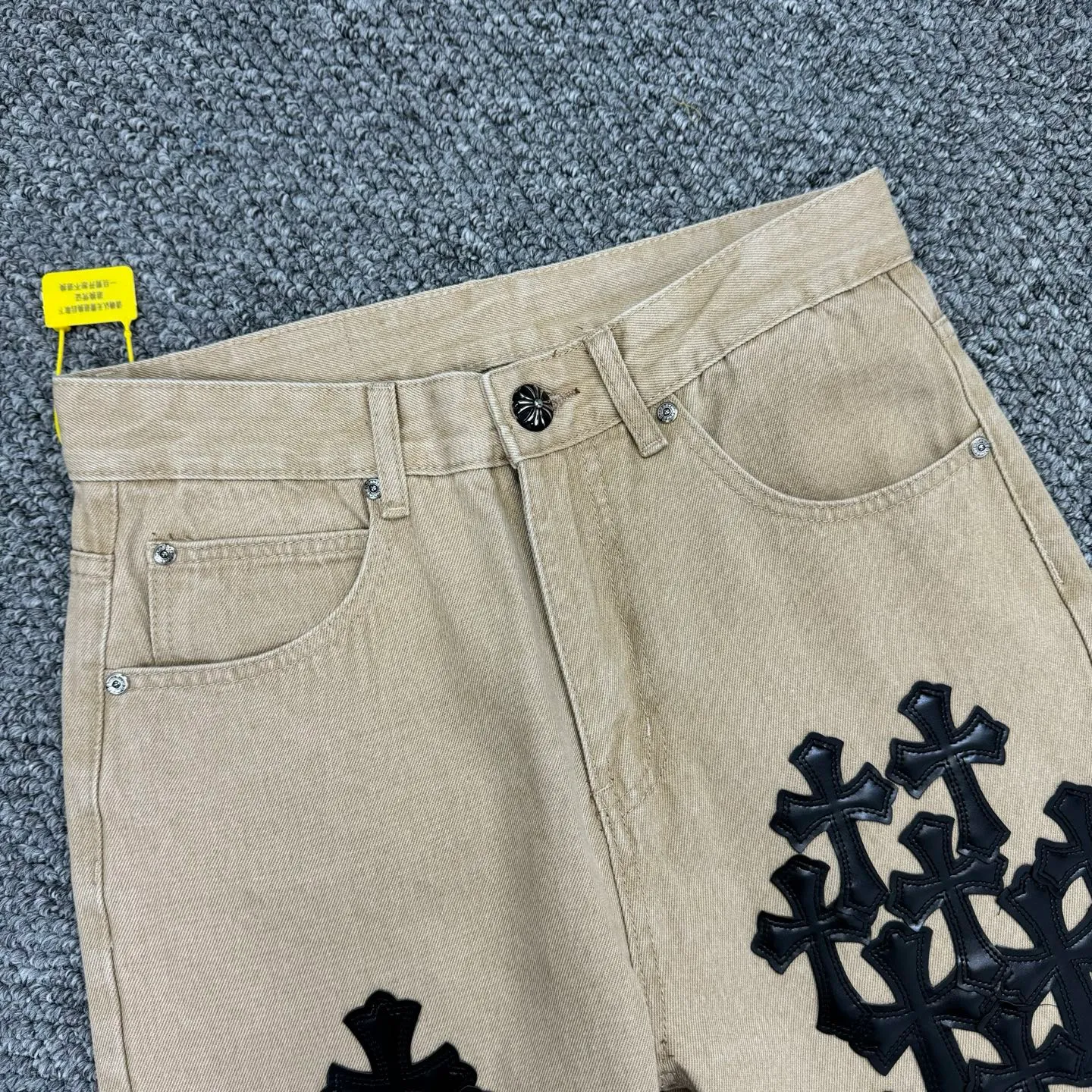 P240 Style No.: H848 ChromeHearts & Chrome Hearts [New on the unlabeled support platform] 2025 new khaki leather couple's washed jeans, top ceiling quality, styles with different washed textures, very friendly to people with thin legs and thick legs, the straight and loose version is very flattering to the leg shape, the moderate length that never goes out of style, easy and casual to match, the basic styling of various styles, a must-have in the wardrobe! The fabric is stiff but also makes the upper body soft without losing texture. The washing process is even more perfect. It is a must-have item for everyone! ! !  Size: 28-30-32-34 Color: Khaki